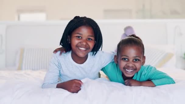 Gyerekek Testvérek Arc Ágyon Otthon Éjszakai Rutin Alvás Vagy Pizsama — Stock videók