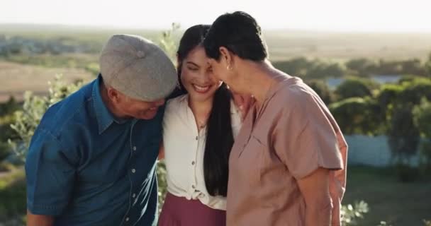Natur Lachen Und Frau Mit Ihren Älteren Eltern Gespräch Mit — Stockvideo