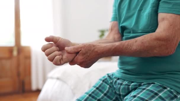 Artritis Handen Bejaarde Man Met Pijn Pols Letsel Ontsteking Met — Stockvideo