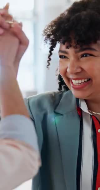 Happy Woman High Five Fejring Succes Samarbejde Globalt Partnerskab Inden – Stock-video