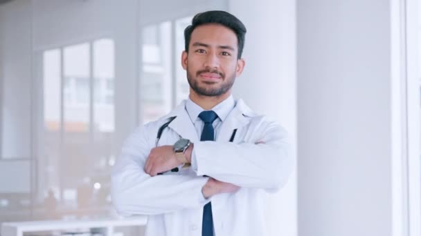 自信のある男性医師は患者の健康に満足しています 病院内の折り畳まれた腕で笑顔の医療専門家の肖像画 彼のオフィスに立っている幸せで誇らしいGp — ストック動画