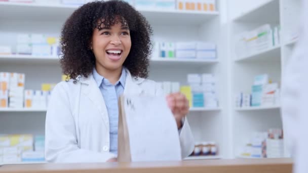 Friendly Pharmacists Giving Prescribed Medicine Customer Pharmacy Woman Healthcare Professional — Stock Video