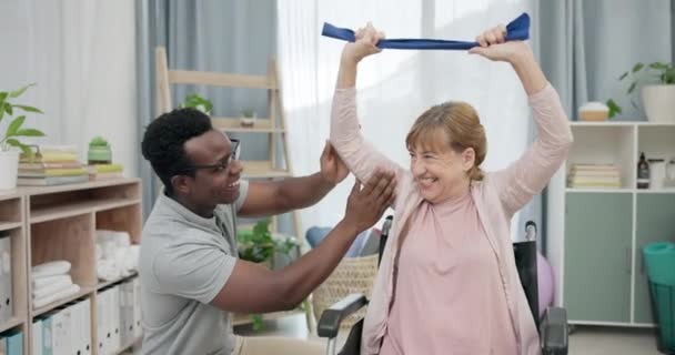 快乐的老年残疾妇女 理疗师和伸展带 用于脊医的肌肉康复 物理治疗 医疗支持和轮椅上的病人微笑对康复有帮助 — 图库视频影像