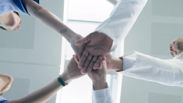 Médico Equipe Médicos Empilham Mãos Para Apoio Formação Equipe Pronto — Vídeo de Stock