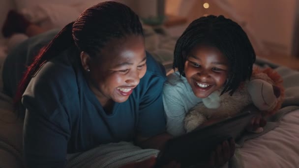 Κρεβάτι Νύχτα Και Κορίτσι Μητέρα Tablet Και Την Ευτυχία Κινούμενα — Αρχείο Βίντεο