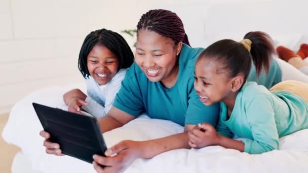 Дети Мама Стол Кровать Онлайн Игр Смешное Видео Домашнее Обучение — стоковое видео