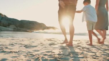 Plaj, çocuk ve ebeveynler yürür, el ele tutuşur ve seyahate çıkar, yaz tatili ya da seyahat. Güneş ışığı, okyanus kumu ve aile çocuğunun arkası, anne ve baba kaynaşması, rahatlayın ve birlikte.