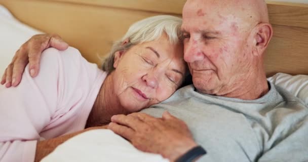 Senior Casal Dormir Cama Abraço Para Conexão Matinal Amor Aposentadoria — Vídeo de Stock