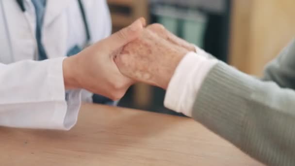 Arzt Älterer Mensch Und Händchenhalten Nahaufnahme Für Unterstützung Beratung Oder — Stockvideo