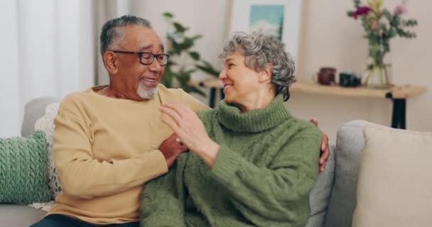 포옹과 인종간의 부부는 관리와 결혼과 은퇴에 집에서 노인은 포옹과 소파에서 — 비디오