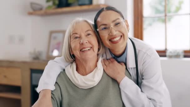 Twarz Uśmiech Lekarz Starszą Kobietą Domu Opieka Zdrowotna Lub Wellness — Wideo stockowe