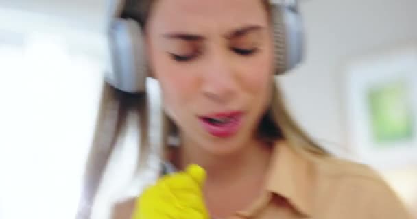 Žena Sluchátka Hudba Při Čištění Karaoke Rádiem Úklidem Mop Nebo — Stock video