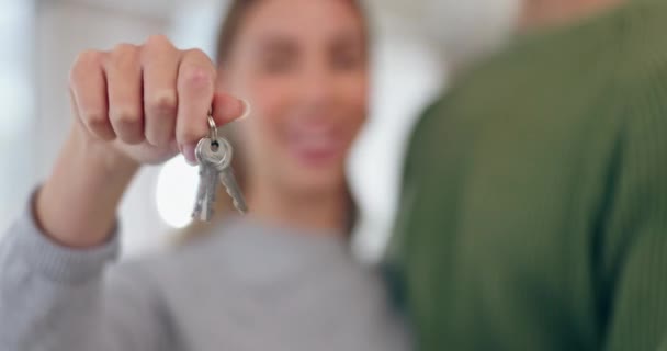 Hände Paar Und Schlüssel Neuen Zuhause Für Umzug Investitionen Immobilien — Stockvideo