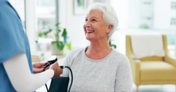 Pielęgniarka Szczęśliwa Lub Starsza Kobieta Testem Ciśnienia Krwi Doradztwo Szpitalu — Wideo stockowe
