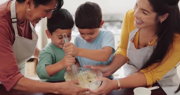 Avó Trabalho Equipe Crianças Felizes Assar Com Mãe Cozinha Aprendendo — Vídeo de Stock