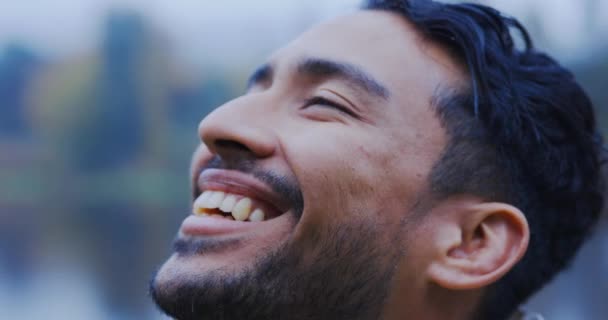 Senderismo Cara Sonrisa Con Hombre Respirando Aire Libre Naturaleza Para — Vídeos de Stock