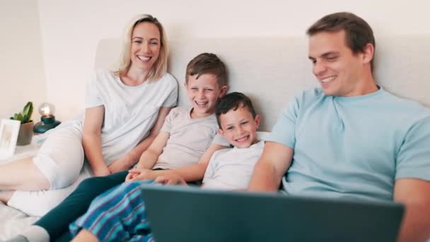 Szczęśliwy Laptop Rodzice Dziećmi Łóżku Oglądają Film Show Lub Film — Wideo stockowe