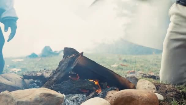 Fogo Camping Natureza Com Lenha Queimando Parte Manhã Closeup Para — Vídeo de Stock