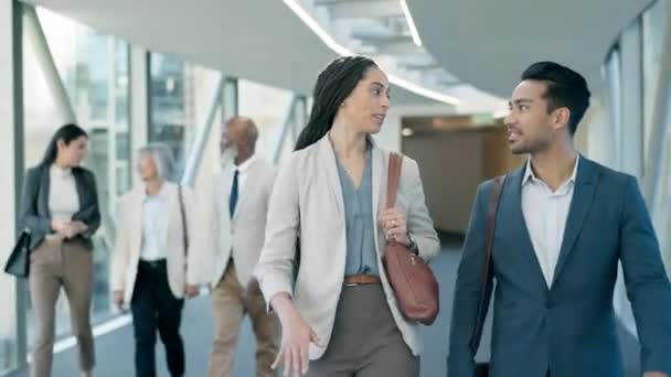 Üzletemberek Beszélgetés Csapatséta Repülőtéren Utazási Munkahelyi Konferencián Csoport Utazás Beszélgetés — Stock videók