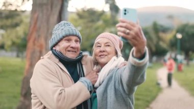 Park, selfie ve sağlık, kaynaşma ve hafta sonları rahatlamak için açık havada gülümseyen yaşlı çift. Emeklilik, evlilik ve yaşlılar sosyal medya, hafıza ve paylaşımlar için profil fotoğrafı çekiyorlar.
