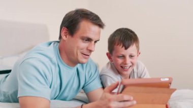 Baba, çocuk ve tabletli çocuk online oyunlar için yatak odasında, multimedya indirin ve kitap okuyun. Mutlu, baba ve çocuk çizgi film, film ve dijital teknoloji evde kazanç sağlıyor..