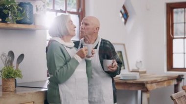 Kahve, sohbet ve iletişim, sohbet ve kaynaşma için mutfakta yaşlı bir çift. Mutlu, münazara ve emeklilikteki yaşlı kadın ve erkek evde cappuccino içip konuşuyor.