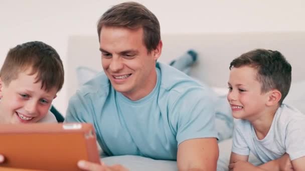 Père Enfants Sourire Avec Tablette Dans Chambre Coucher Pour Les — Video