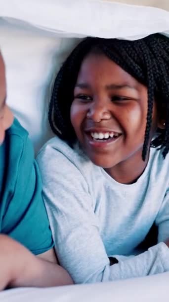 Mutlu Çocuk Kız Evde Sevgi Dolu Bir Aileyle Bağ Kurduğu — Stok video