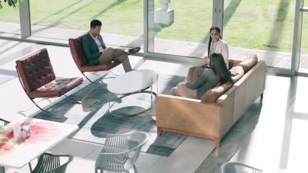 Draufsicht Büro Und Geschäftsleute Auf Der Couch Entspannung Und Gespräche — Stockvideo
