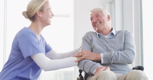 Anciano Silla Ruedas Enfermera Ayudan Clínica Para Rehabilitación Salud Confianza — Vídeo de stock