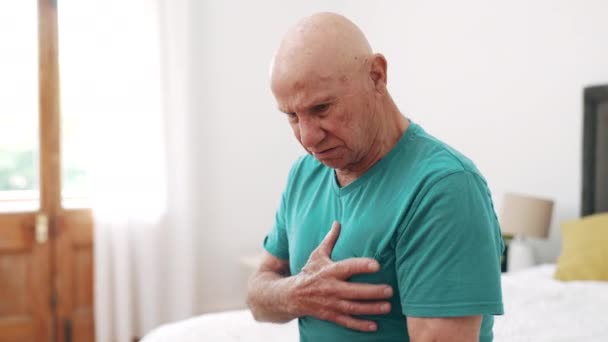 シニアマン 心臓発作 心血管ヘルスケア 家庭での寝室での高血圧のリスク 高齢者年金マッサージチェスト 胸焼け 消化不良 医療緊急事態 — ストック動画