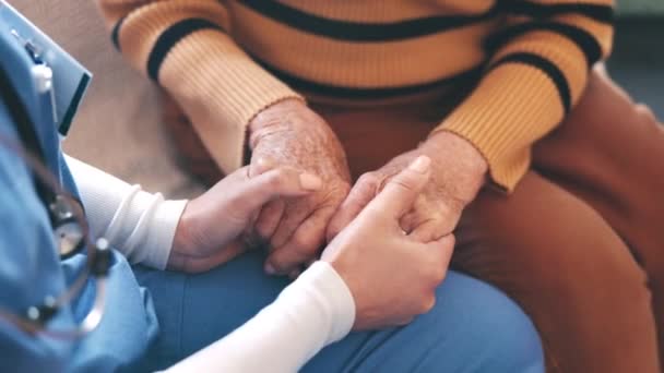 Senior Mujer Enfermera Con Las Manos Cogidas Por Empatía Apoyo — Vídeo de stock