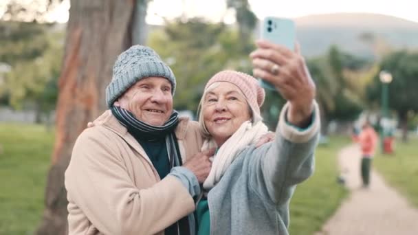 Park Selfie Und Seniorenpaar Mit Lächeln Freien Für Wellness Bindung — Stockvideo