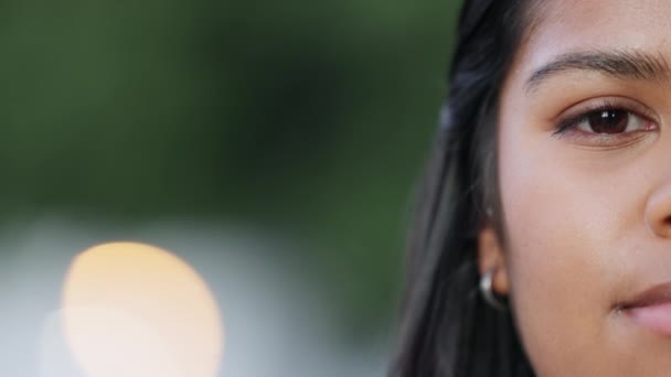 Портрет Половини Обличчя Жінки Яка Виглядає Вдумливо Простором Копіювання Ручний — стокове відео