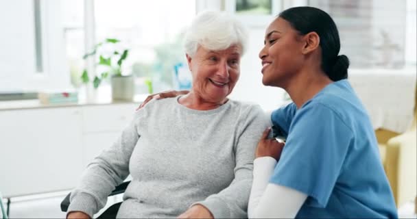 Медсестра Чёрная Медсестра Обнимает Пожилого Пациента Инвалидном Кресле Поддерживает Больнице — стоковое видео