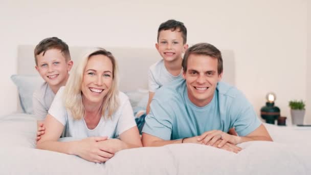 フェイス リラックス ベッド 平和と週末休憩 一緒に結びつき 落ち着いた家族 肖像画 幸せな両親と父親と母親 ベッドルームで子供や少年 陽気で家 — ストック動画