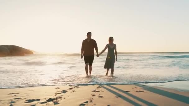 Matahari Terbenam Pantai Dan Pasangan Berpegangan Tangan Sambil Berjalan Dengan — Stok Video