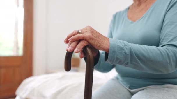 Gehstock Hände Und Seniorin Mit Behinderung Gesundheitsunterstützung Und Osteoporose Ruhestand — Stockvideo