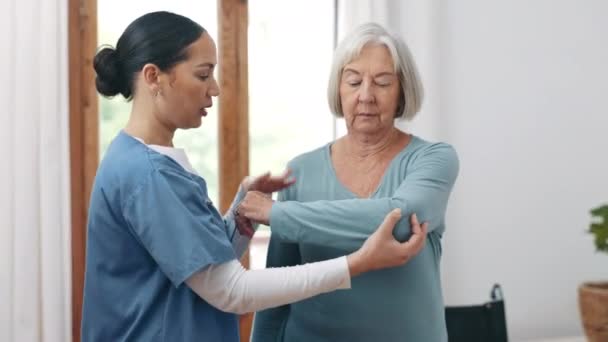 看護師 および回復のための検査で施設の怪我のためのリハビリテーション 助けまたは信頼のための医療専門家との相談による退職後のシニア女性 肩と痛み — ストック動画