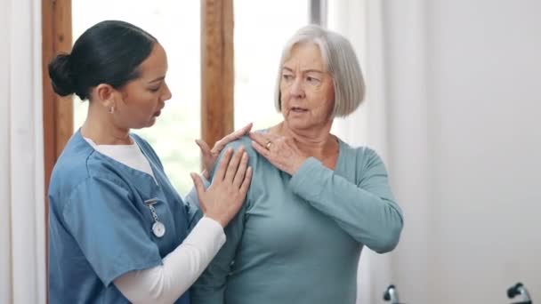 理疗师 病人及肩部因疼痛而在临床检查伤情是否健康 老年妇女 在康复 护理或退休时与医疗专业人员交谈或咨询 — 图库视频影像