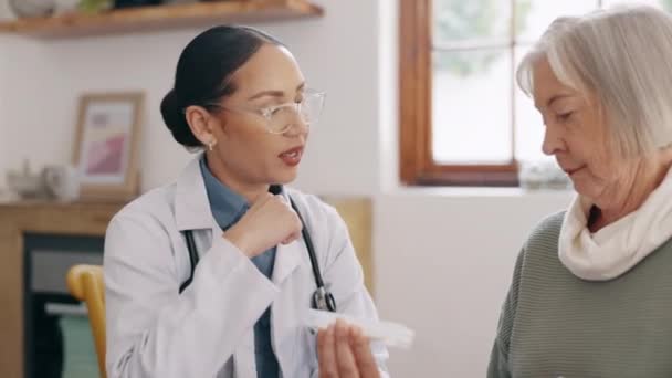 Büro Arzt Und Alte Frau Mit Medikamenten Konversation Und Beratung — Stockvideo