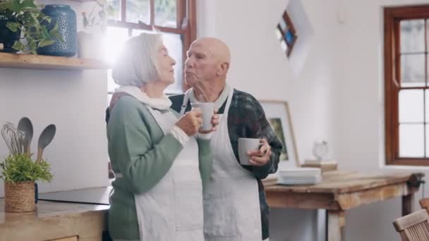 Kawa Rozmowa Starsze Pary Kuchni Komunikacji Rozmowy Więzi Razem Szczęśliwy — Wideo stockowe