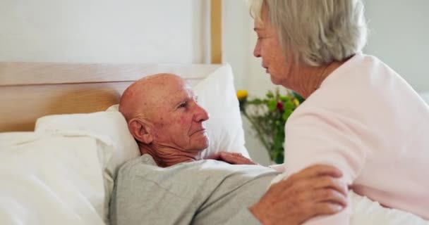 Старший Пара Поцілунок Лоб Ліжку Підтримки Хворих Розмови Пенсіонером Або — стокове відео