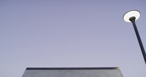 Чоловік Скейтборд Пандус Парку Місті Або Сутінках Швидкості Тренування Або — стокове відео