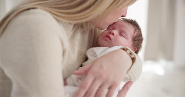 Aile Öpücük Bir Anne Sevgi Ilgi Için Bebeğini Evlerinin Yatak — Stok video