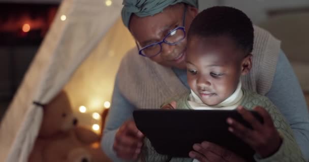 Dom Tablet Rodzina Dzieckiem Nocy Oglądają Film Lub Wideo Learningu — Wideo stockowe