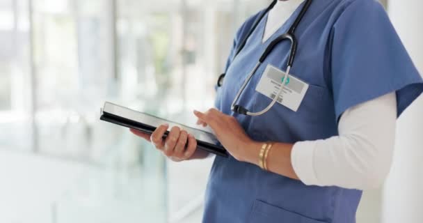 Tablet Digitale Ricerca Donna Medico Analizzando Risultati Test Salute Ospedale — Video Stock
