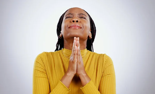 Dualar Eller Stres Umut Inanç Ile Siyah Kadın Beyaz Stüdyo — Stok fotoğraf