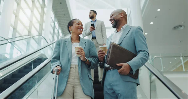 Orang Orang Bisnis Yang Bahagia Kopi Dan Tertawa Pada Eskalator — Stok Foto