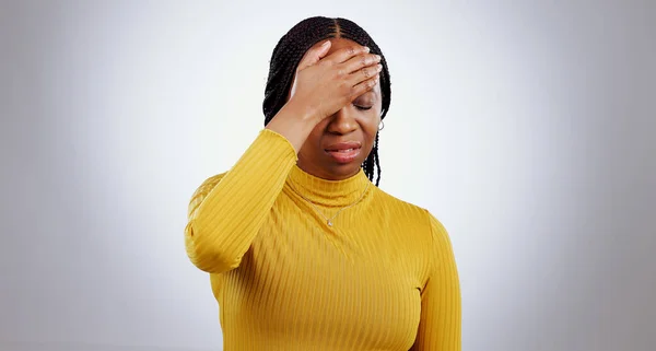 黒人女性 ストレスの痛み スタジオでのバーティゴからの不安や問題 白い背景 疲労と片頭痛 失敗または悲しみから病気のアフリカの女性の人と精神的健康 — ストック写真